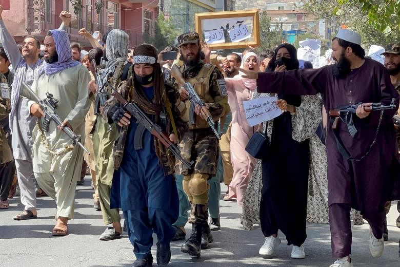 Taliban menambahkan pembom bunuh diri ke jajaran tentara untuk meningkatkan pertahanan