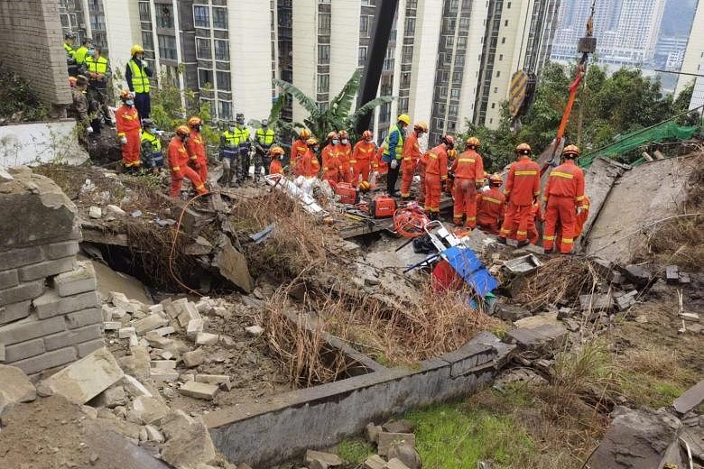 Sedikitnya 20 orang terperangkap setelah ledakan meruntuhkan gedung di barat daya China