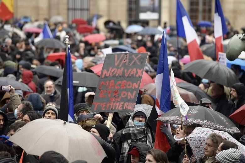 Pengunjuk rasa anti-vaksin menanggapi Macron Prancis atas kebebasan sipil