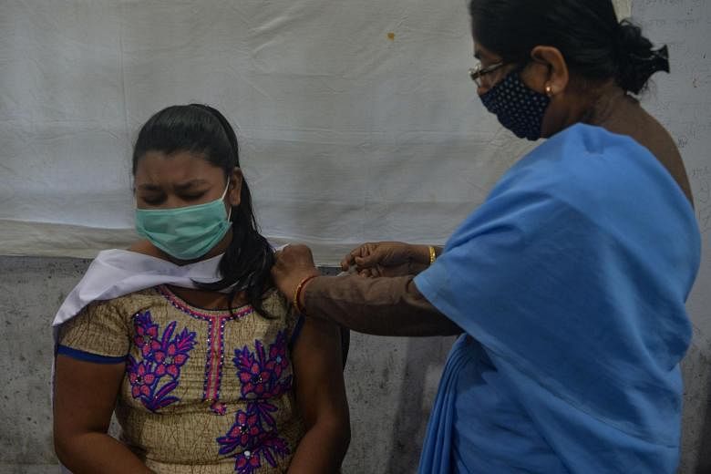 Kelompok rentan diberikan booster vaksin saat kasus Covid-19 di India berlipat ganda
