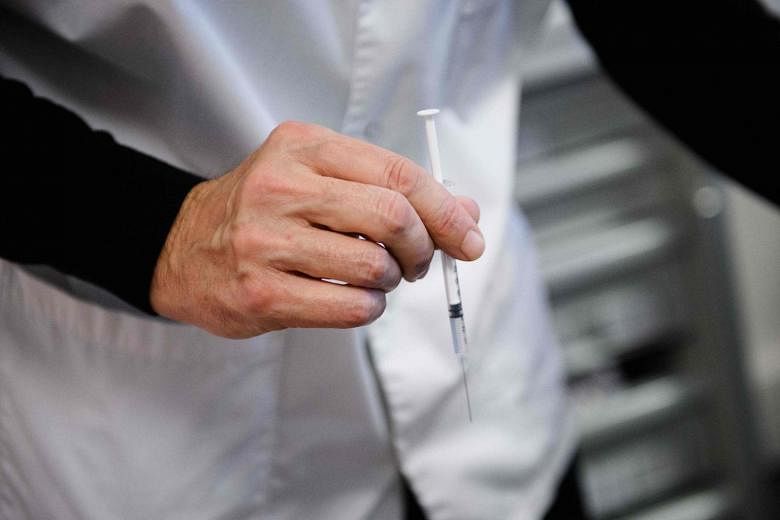 Penahanan diperpanjang untuk dokter Malaysia yang diduga mengeluarkan sertifikat vaksinasi palsu
