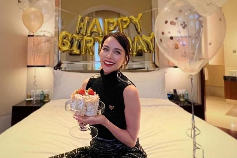 Aktris Zoe Tay berusia 54 tahun dengan kue dan banyak ‘suka’
