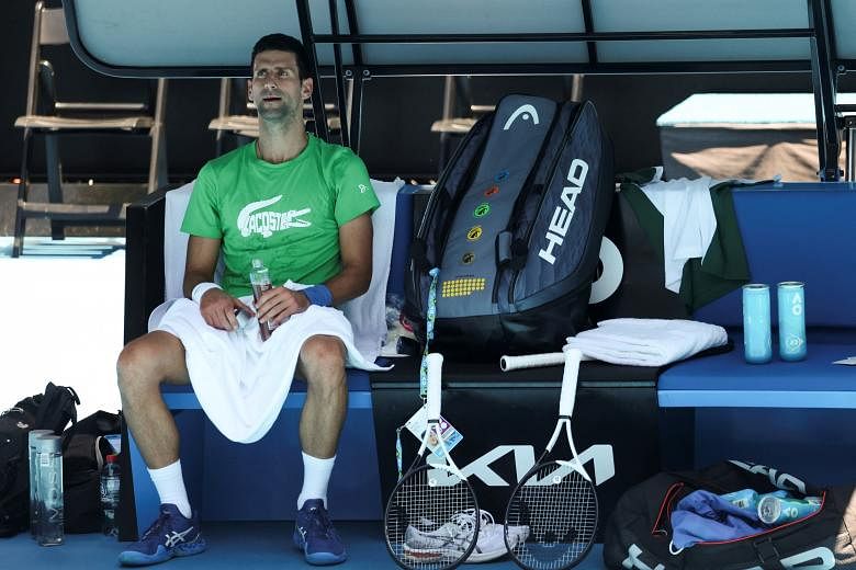 Tenis: Djokovic membuat pemain lain ‘terlihat seperti orang bodoh’, kata Tsitsipas