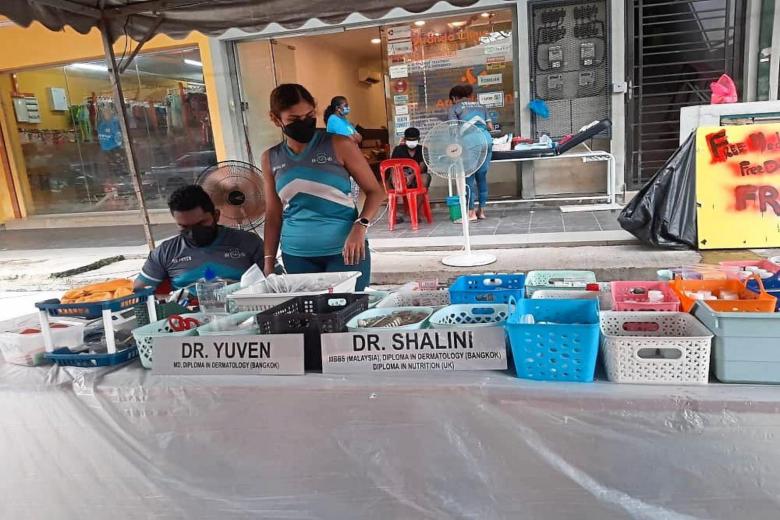 Trots förlust av kliniken fortsätter läkare i Malaysia med