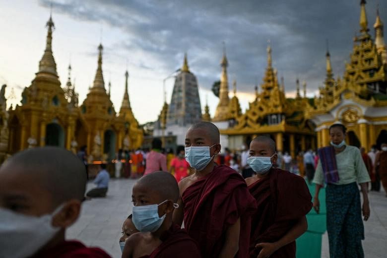 Para biksu melarikan diri dari kuil di Myanmar timur di tengah pertempuran sengit