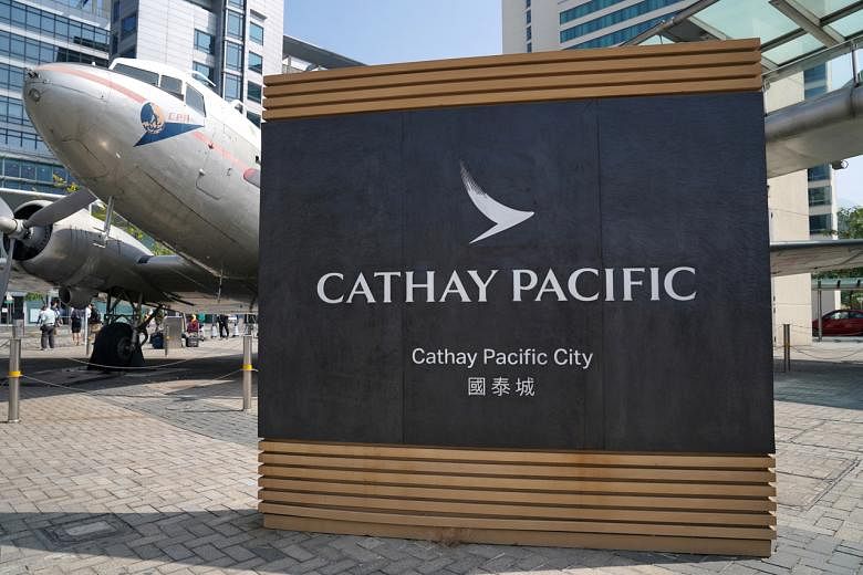 La police inculpe des agents de bord de Cathay au centre de l’épidémie de Covid-19 à Hong Kong