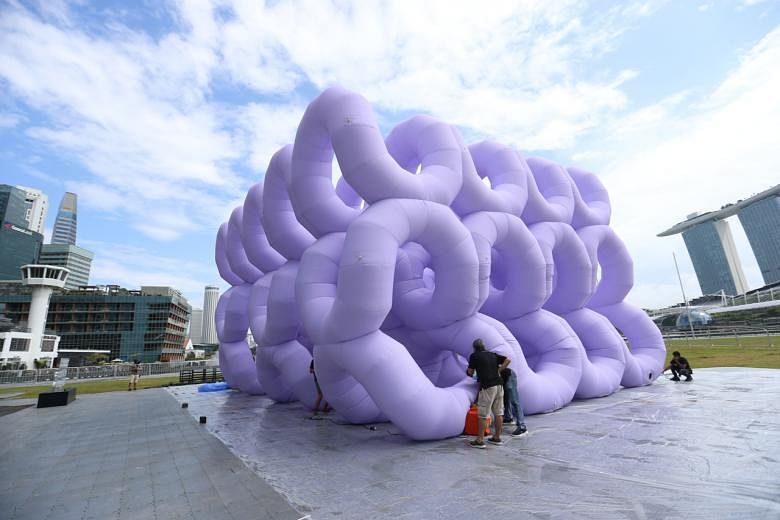 Patung tiup ‘mi instan’ raksasa seniman Prancis akan dipajang di Marina Bay