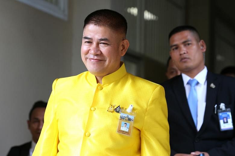 Un dirigeant influent et 20 autres députés quittent le parti au pouvoir en Thaïlande, affaiblissant la coalition gouvernementale