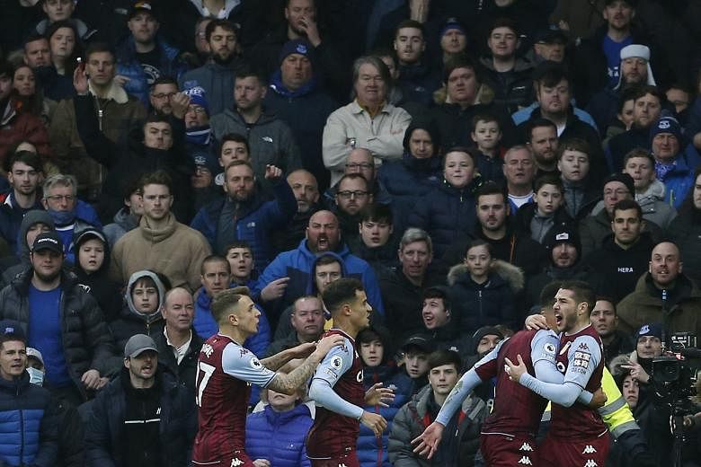 Football: Villa gagne à Everton en difficulté alors que des objets pleuvent des tribunes