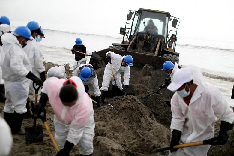 Une marée noire déclenchée par un tsunami dévaste la côte du Pérou