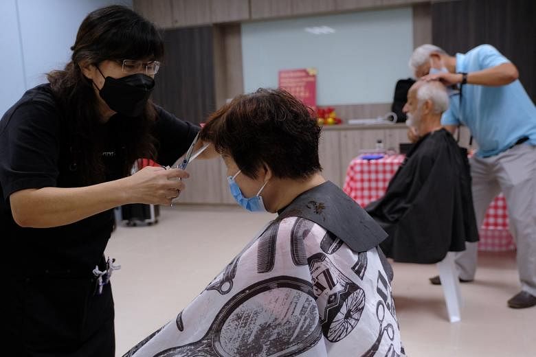 Bons d’épicerie, radios et coupes de cheveux gratuites pour les seniors de Punggol West avant CNY
