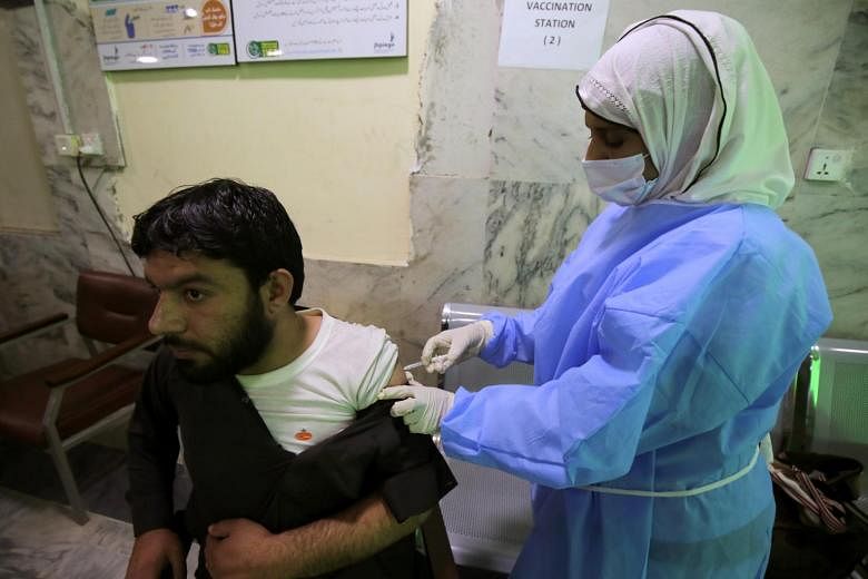 Le Pakistan dit que seules les personnes complètement vaccinées seront autorisées dans les mosquées