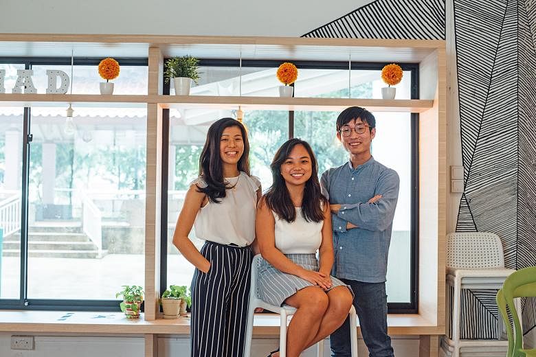 Trio yang menginspirasi memberikan keterampilan dan bimbingan kepada kaum muda yang berisiko untuk berhasil di SmartNation Singapura