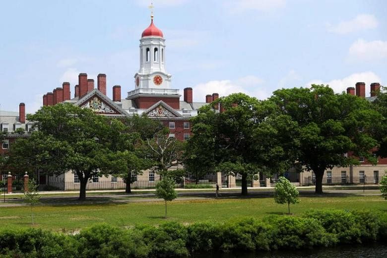 La Cour suprême des États-Unis entendra des poursuites alléguant des politiques d’admission soucieuses de la race dans des universités, dont Harvard