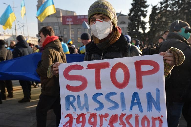 Dans une ville proche de la frontière, les Ukrainiens protestent contre la menace russe