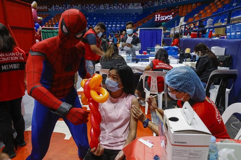 Dengan pahlawan super dan boneka, Filipina meningkatkan upaya vaksinasi anak