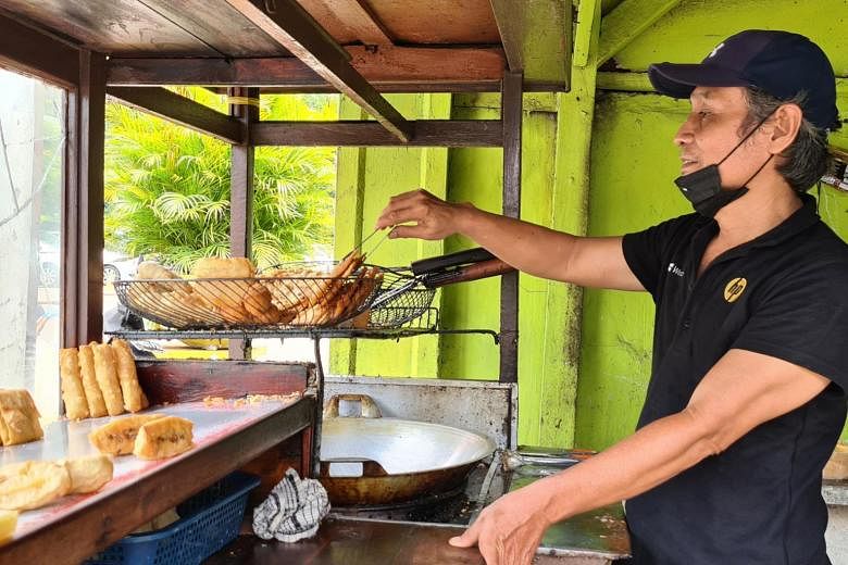 ‘Seperti emas sekarang’: Penjual makanan Indonesia merasakan sejumput minyak goreng