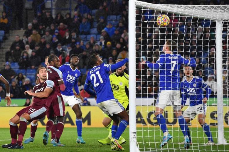 Football Dawson snatches West Ham dramatic lastgasp point at