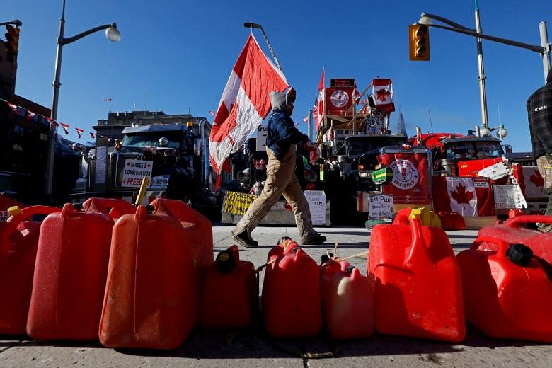 Canadian Protesters Defy Trudeau’s Emergency Powers With Border Stops