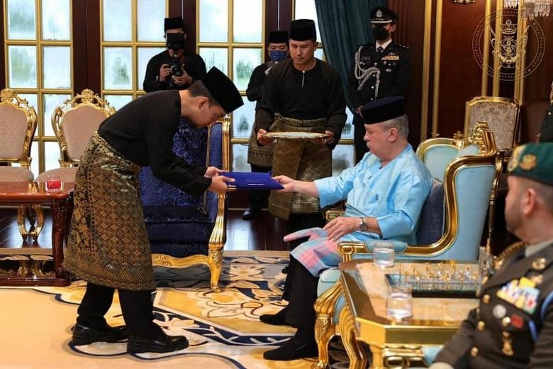 Johor Ruler Appoints Surprise New Menteri Besar Onn Hafiz, After ...