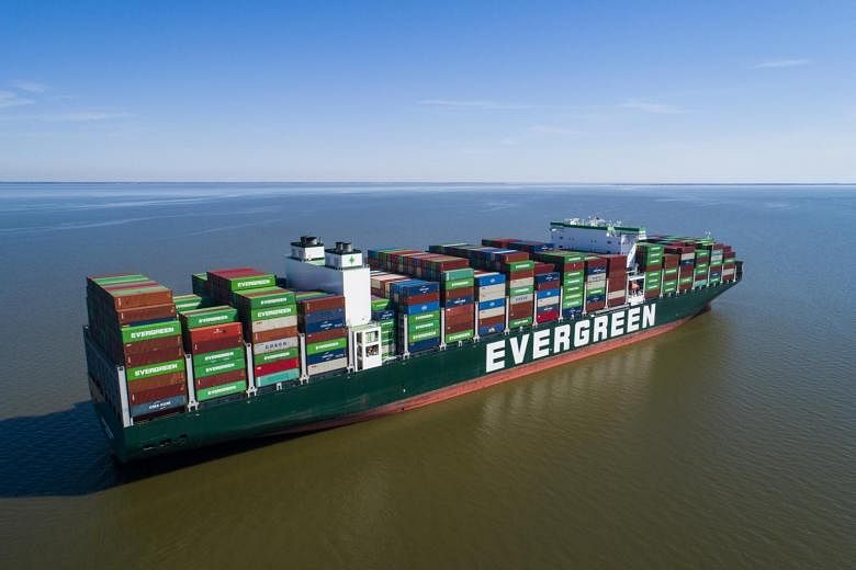 Evergreen huurt een bedrijf in dat de situatie in Suez heeft gered om een ​​nieuw schip te bevrijden