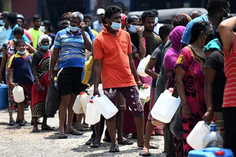 Au Sri Lanka, alors que la crise économique s’aggrave, deux hommes meurent en faisant la queue pour du carburant