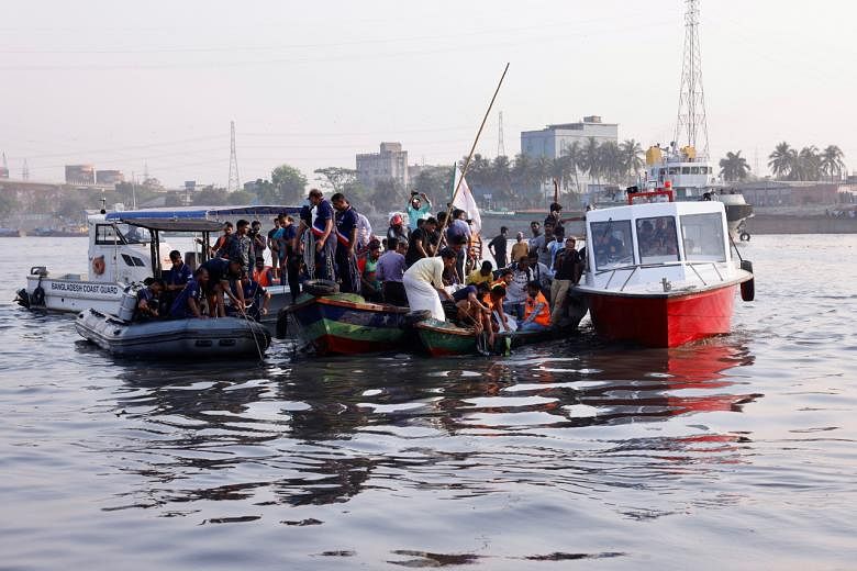 Cinq morts et des dizaines de personnes portées disparues dans le naufrage d’un ferry au Bangladesh