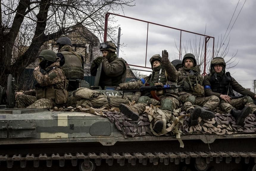 L’Ukraine appelle à “des armes, des armes, des armes” lors des pourparlers de l’OTAN
