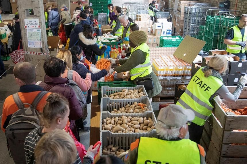 Ukrainische Flüchtlinge stehen in der wohlhabenden Schweiz Schlange für Lebensmittel