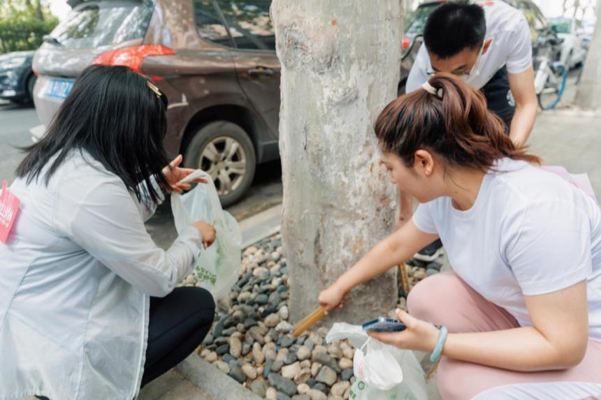 Plogging, or picking up litter while jogging, popular among young in China