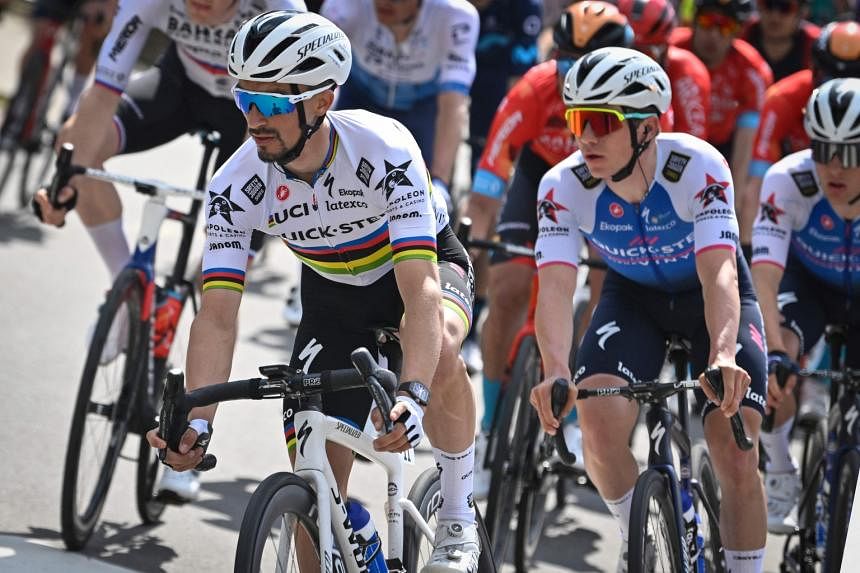 Wielrennen: Wereldkampioen Alaphilippe stabiliseert na gewelddadige crash in Luik-Bastenaken-Luik