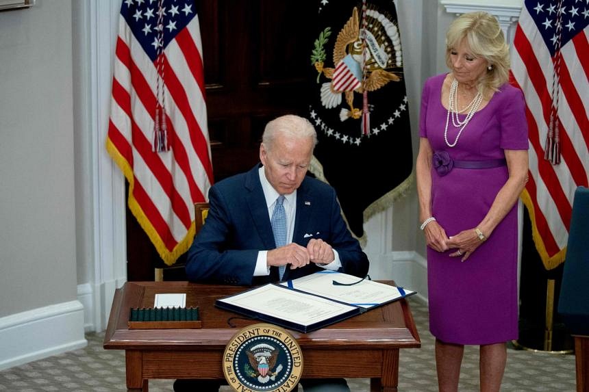 Biden Signs Bipartisan Gun Safety Bill Into Law After Massacres | The ...