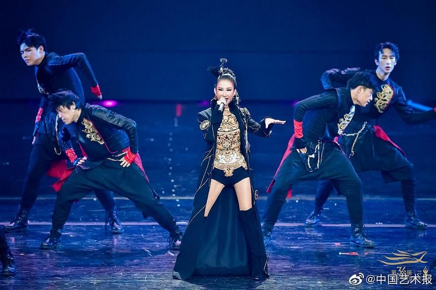歌手李玟在华语电影颁奖典礼上为演唱不佳道歉