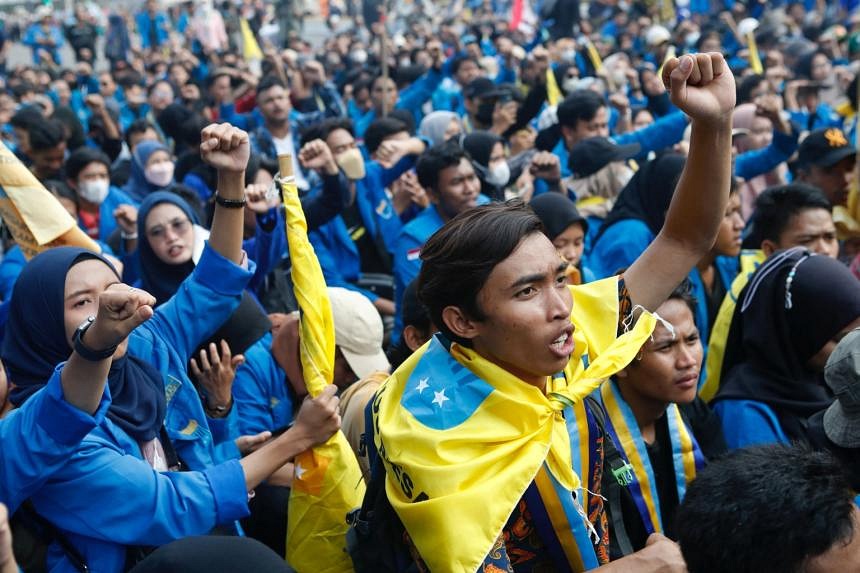 Protesters In Indonesia Warn Of Strike Over Fuel Price Hike | The ...