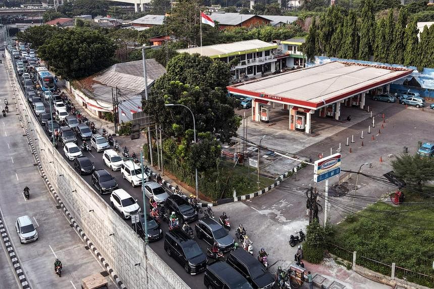 Joko Widodo meminta daerah-daerah di Indonesia untuk menekan biaya transportasi setelah kenaikan harga bahan bakar