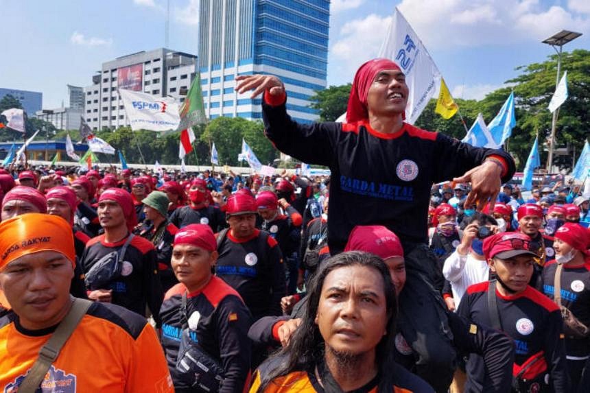 Protesters In Indonesia Warn Of Strike Over Fuel Price Hike | The ...