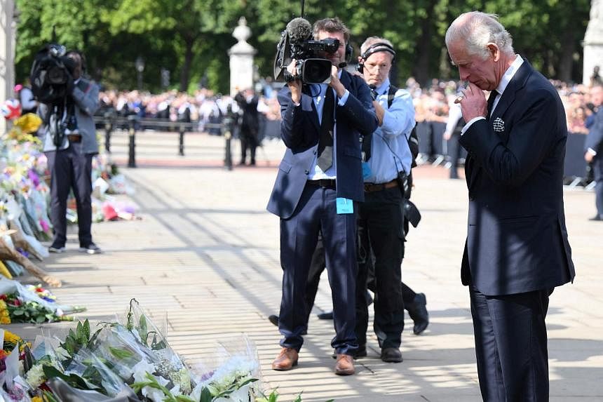 King Charles greets public outside Buckingham as crowds gather to mourn ...