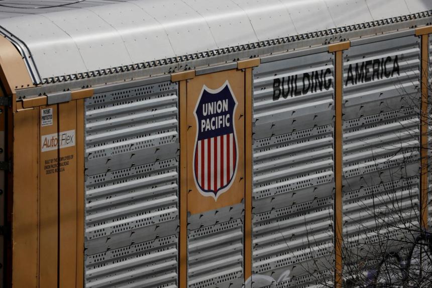 US railroad strike averted by latenight deal The Straits Times
