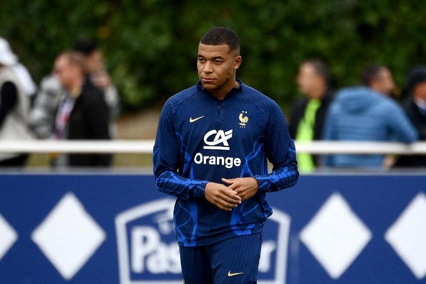 Kylian Mbappe refuses to be in France team photo