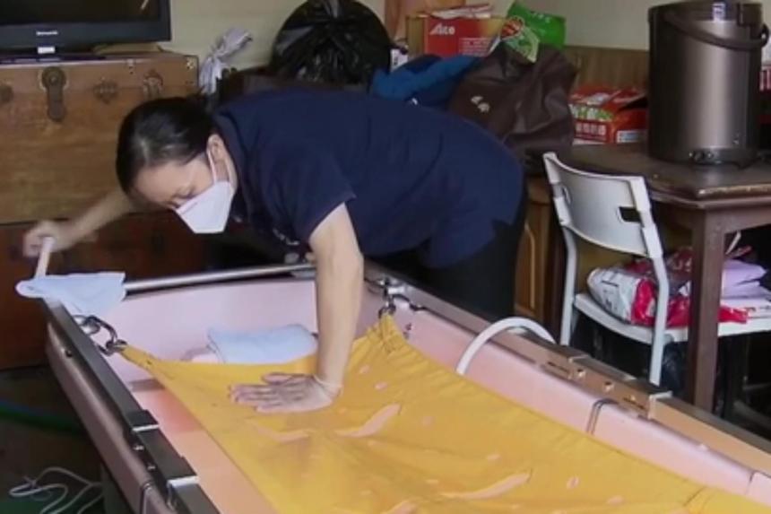 In China, bath assistants bring a nice hot tub to the elderly The