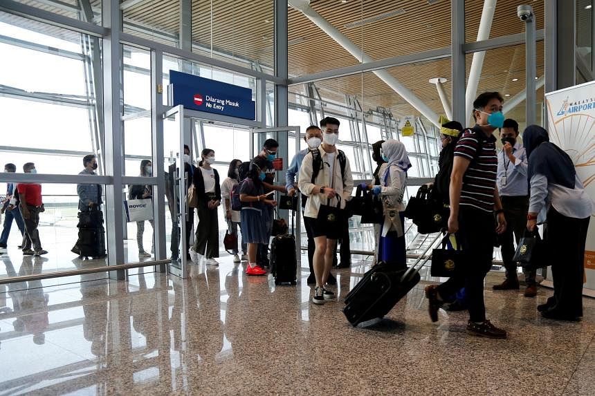 旅客现在必须在抵达或离开时填写海关表格：马来西亚-海峡时报