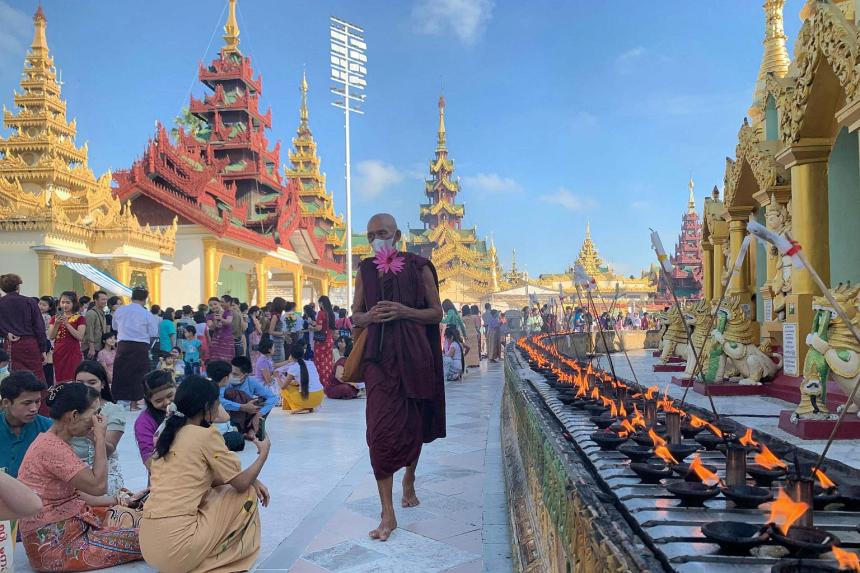 Thousands throng Myanmar's Shwedagon to mark Buddhist festival of