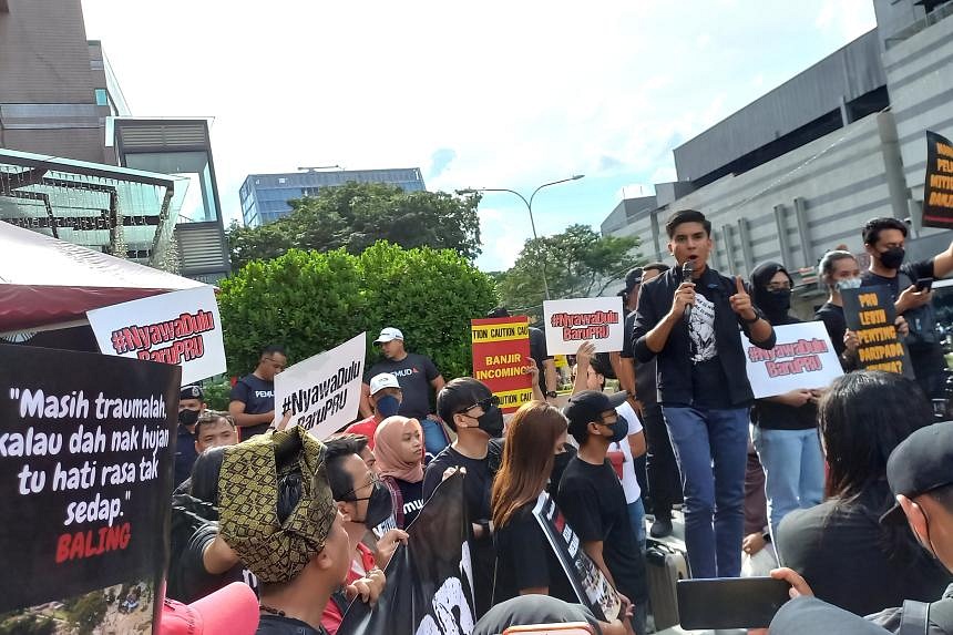 Syed Saddiq’s rally disrupted by rowdy youths in Muar | The Straits Times