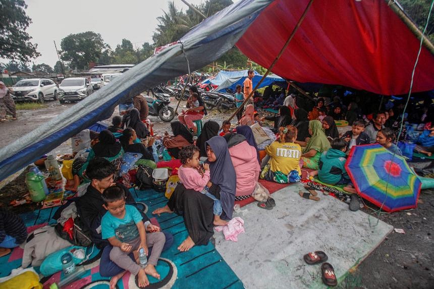 Indonesia Quake Survivors Appeal For Supplies As Rescuers Trawl Rubble ...