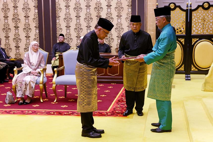 Anwar Ibrahim Sworn In As Malaysia’s 10th Prime Minister, Ending 24 ...