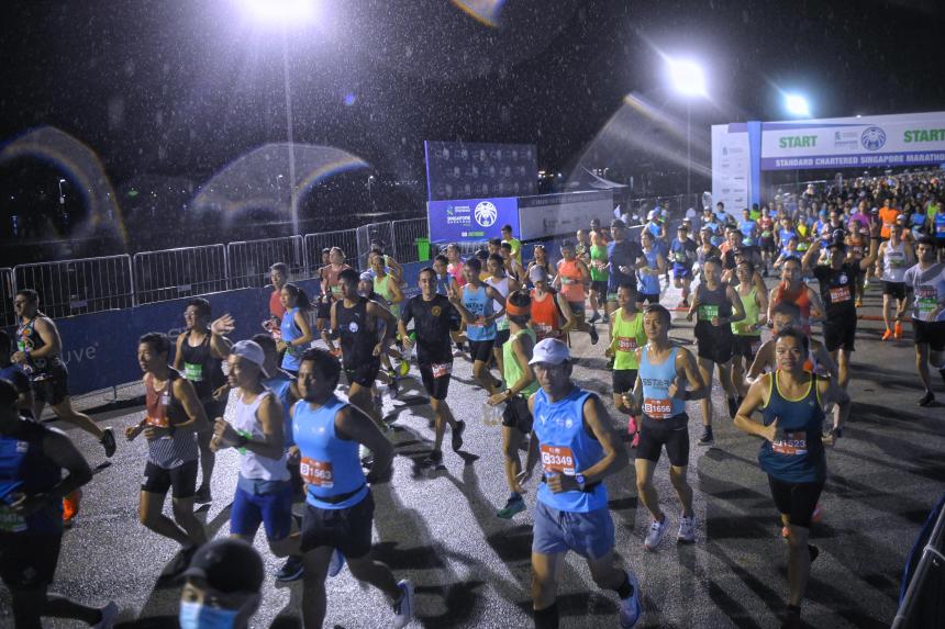 Rainy start but StanChart S’pore Marathon returns with tens of
