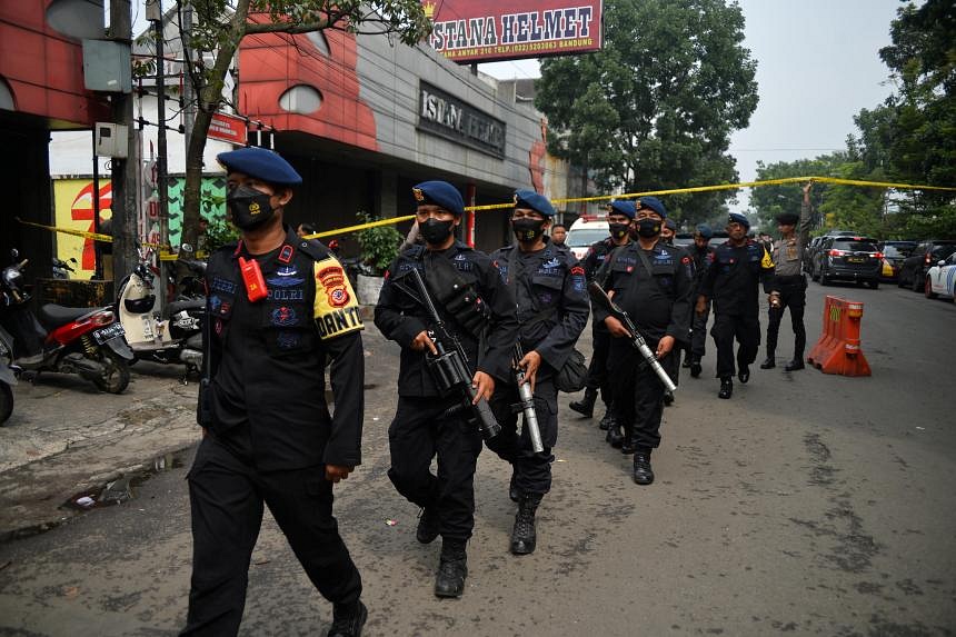 Indonesia Police Station Blast Kills 2 In Suspected Suicide Attack ...