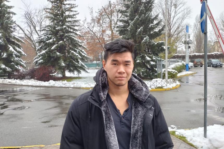 This guy high SES AMDK name, but face rook rike Sinkie peasant ...