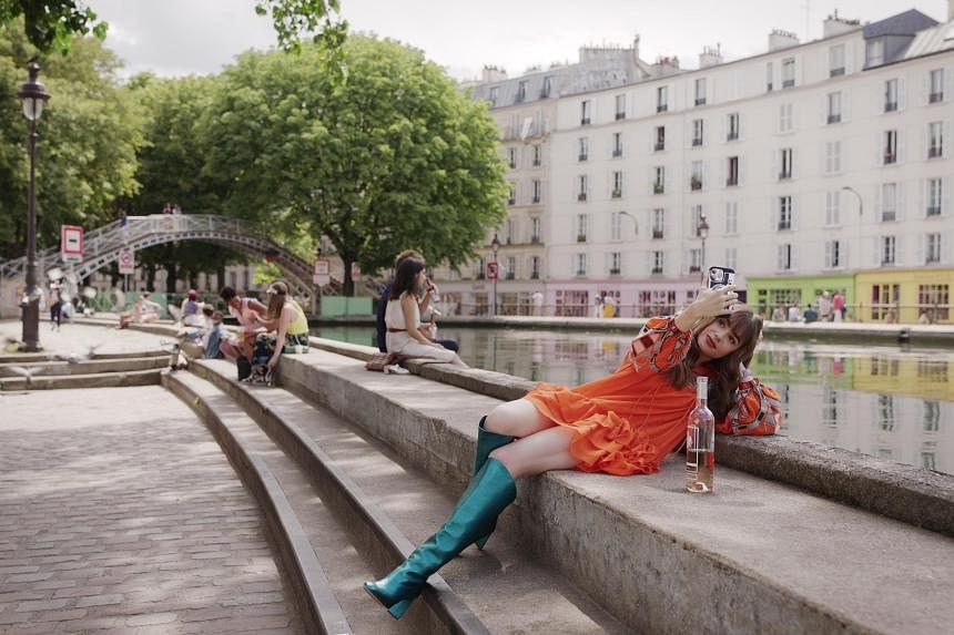 Lily Collins revient à Emily In Paris avec plus d’amitiés françaises, mode et féminines – et une frange