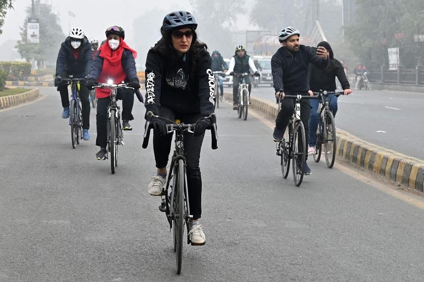 Cyclists brave Lahore smog to convince drivers to ditch their cars | The  Straits Times